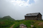 08 Le baite e il cielo nuvoloso